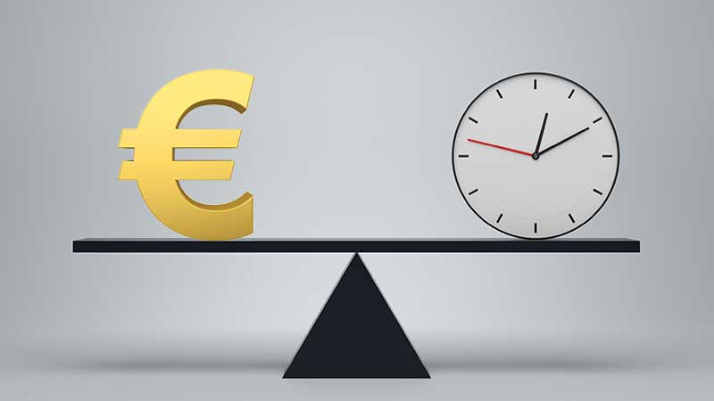 Baloiço com o símbolo do euro e um relógio